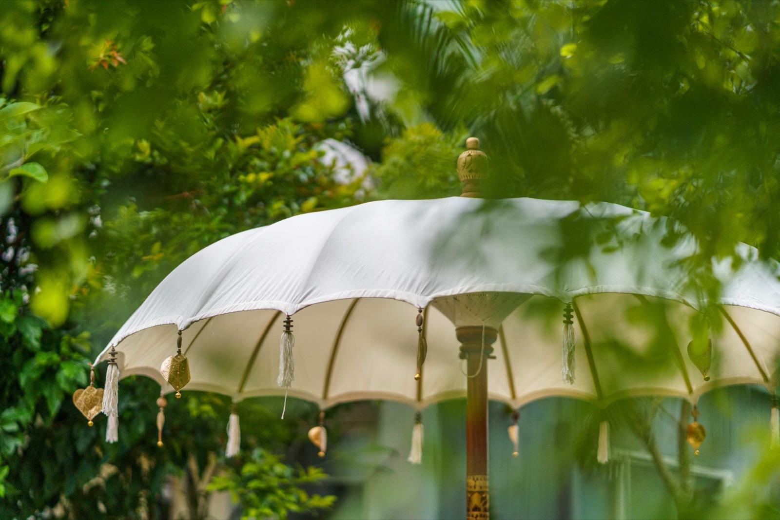 Wedding Sand Bali umbrella · Sand cream · gold scrollwork · macramé skirt